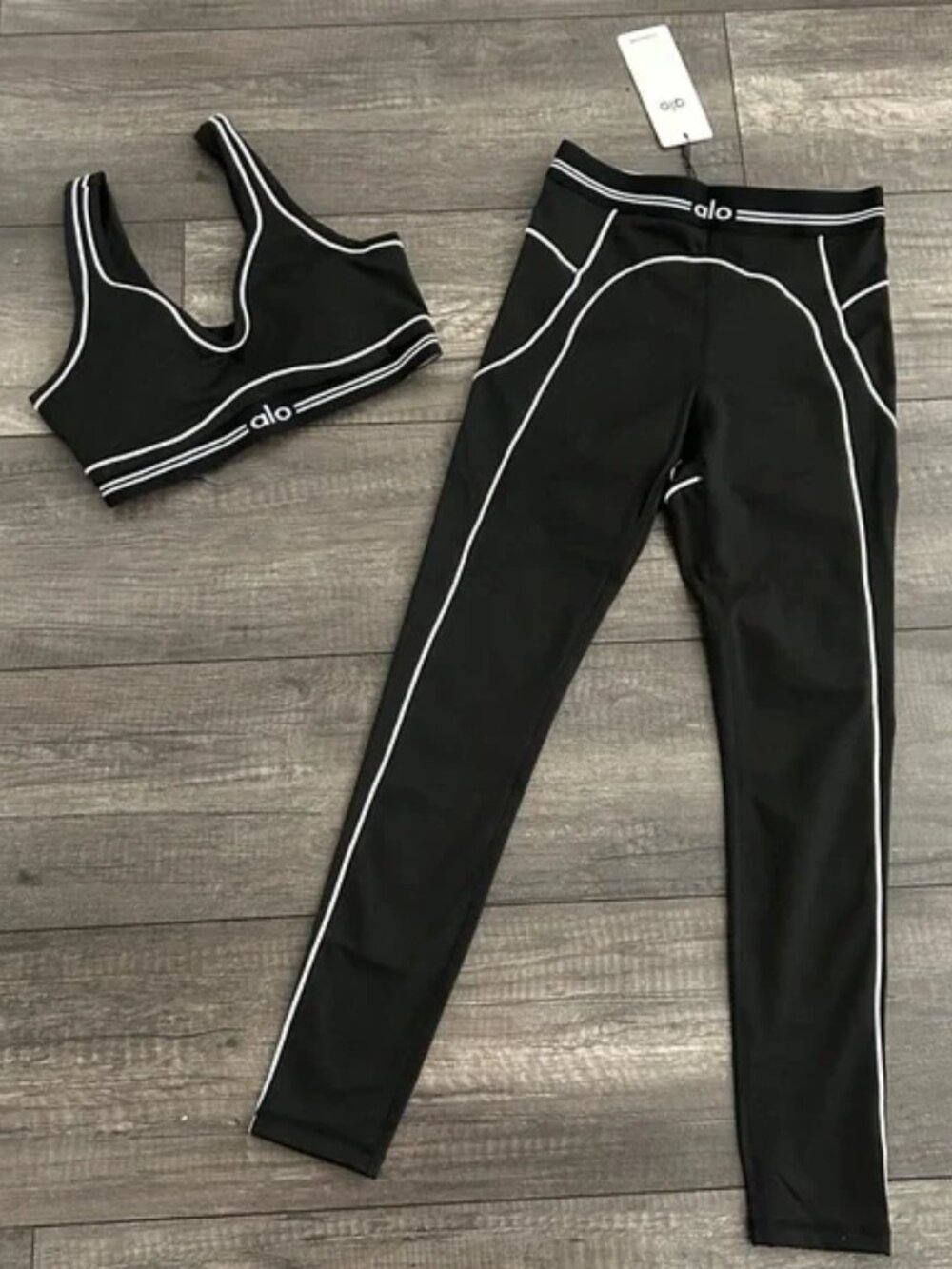 Alo Yoga outfit: tank top + stretchy, slimming leggings, black, size S